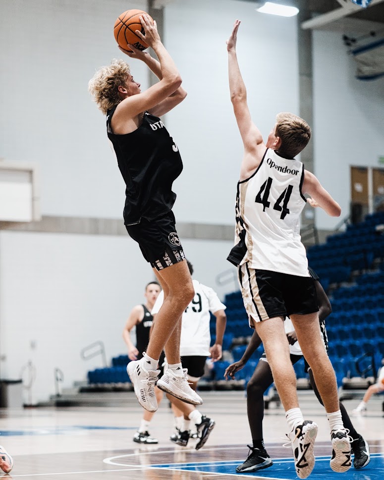 Pull-up jumper over the contest